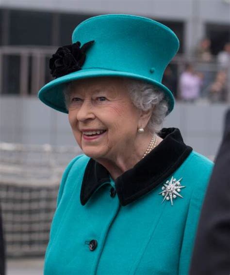Mais si elizabeth ii ne souhaite pas. Elizabeth II : retour sur certains des plus incroyables chapeaux de la reine d'Angleterre - Gala