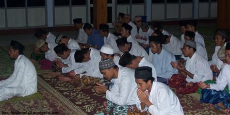 Solat yang baru selesai kita dirikan ini tidak dapat kita yakini kesempurnaannya, terlalu banyak kita rasa kekurangannya. INI DALIL AMALIYAH SETELAH SHALAT FARDHU - Biar Tua Ngaji