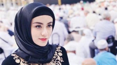 Butuh waktu lima tahun pacaran bagi keduanya untuk kemudian mantap naik pelaminan. Mengenang Dylan Sahara, Istri Ifan Seventeen - Bagian 1