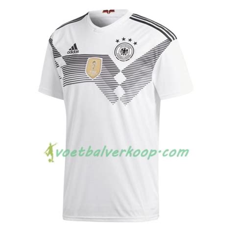 Filter kapitein taravel trots op de jonge mannen na de overwinning tegen ohl. Duitsland Thuisshirt WK voetbal 2018