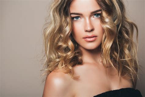 Blonde Curly Hair Exclusive Styles For Beautiful Womans