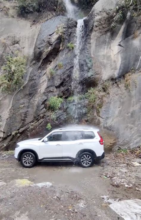 Mahindra Scorpio N Sunroof Leakage Showing Mahindra Scorpio Sunroof