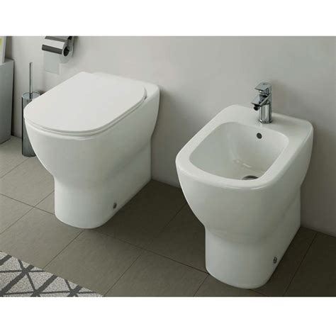 Nel mondo delle vasche, ideal standard propone una gamma completa di soluzioni, che comprendono anche rubinetteria e pannelli sopravasca. Sanitari a Pavimento Filo Parete Ideal Standard Linea Tesi ...