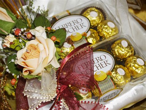 Here is an awesome idea to please your moms. hantaran dari pihak perempuan | ferrero rocher.. | coMe ...