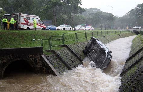 Flash flood singapore took place in eastern parts of the island. A Day In SG: Singapore Flash Flood vs Flood in USA ...