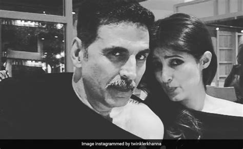 Akshay Kumar Makes Fun Of Wife Twinkle Khannas Cold Shoulder Outfit