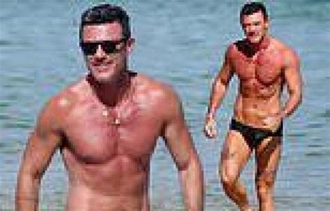Luke Evans Shows Off His RIPPED Physique At The Beach As He Gets A Kiss From