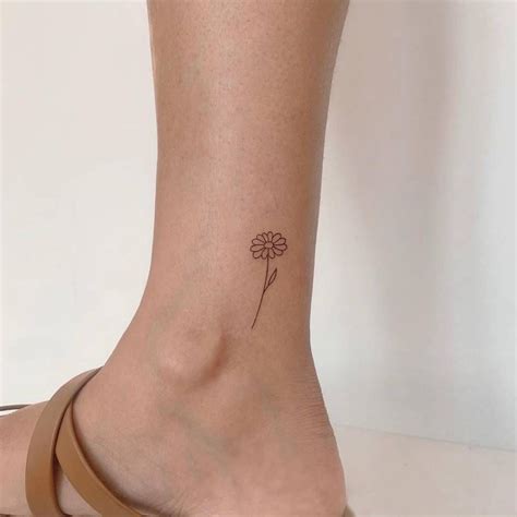 Minimalist Daisy Tattoo On The Ankle Small Daisy Tattoo Daisy Flower