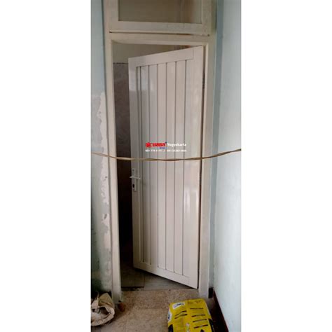 Pemasangan Pintu Swing Kamar Mandi Aluminium di Jl Babaran, Yogyakarta