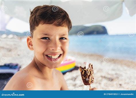 Niño Lindo Comiendo Helado En La Playa De Vacaciones Imagen de archivo Imagen de delicioso