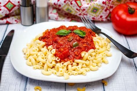 Served Colorful Macaroni With Meat Goulash Creative Commons Bilder