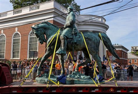 Charlottesville Removes Confederate Robert E Lee Statue