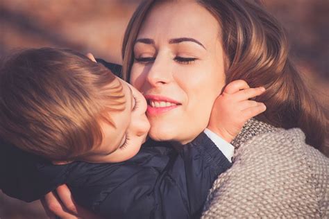 Los Besos De Mamá Son La Mejor Medicina ¡a Cualquier Edad Etapa