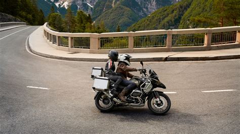 The r 1250 gs comes with disc front brakes and disc rear brakes the feature list of r 1250 gs includes abs, pass switch, road,touring riding modes, engine check warning and side reflectors in terms of safety. 2020 BMW R 1250 GS Adventure | BMW Motorcycles of San ...