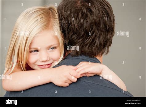 Padre Abrazando A Su Hija Fotografías E Imágenes De Alta Resolución Alamy