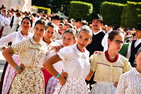 I've lived in hungary for almost three years now. New Hungarian record: 326 people dancing traditional ...