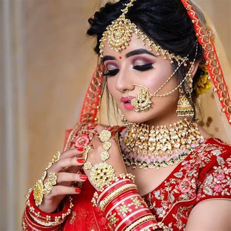 Görüntünün olası içeriği bir veya daha fazla kişi ve yakın çekim Bengali Bridal Makeup Indian