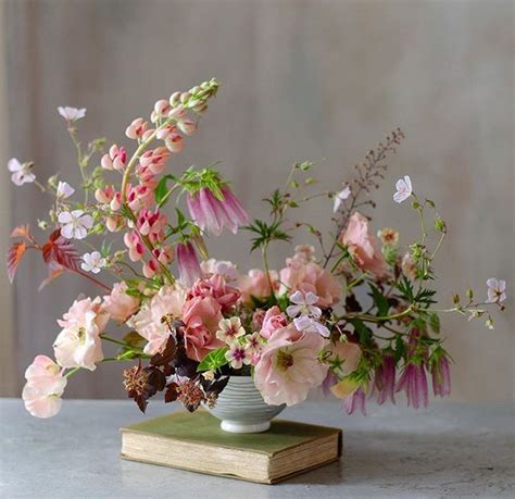 34 Amazing Unique Flower Arrangements Ideas For Your Home Decor - MAGZHOUSE