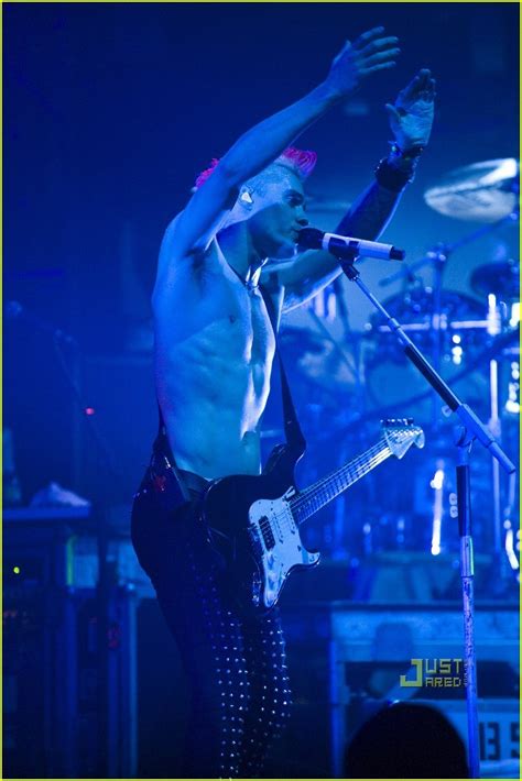 Sounds perfect wahhhh, i don't wanna. Shirtless Jared Leto: 30 Seconds to Mars Concert! - 30 ...