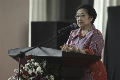 Megawati soekarnoputri menerima gelar profesor kehormatan (guru besar tidak tetap) ilmu pertahanan bidang kepemimpinan strategik pada fakultas strategi pertahanan universitas pertahanan. Rakornas PDIP Dibuka dengan Penumbukan Padi | Republika Online