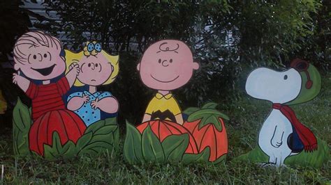 Peanuts Charlie Brown Halloween Great Pumpkin Yard Art