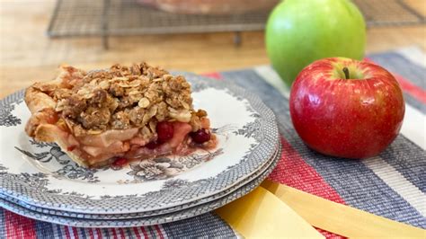 Thanksgiving apple cranberry pie with oat crumble