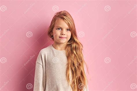 Stil Onderdanig Meisje Geïsoleerd Op Roze Achtergrond Stock Afbeelding
