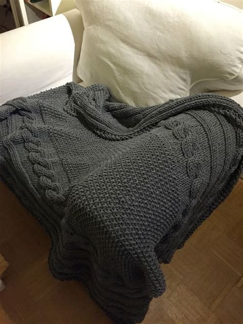 Ihr könnt die zipfelmütze in jeder größe stricken und alles ganz individuell anpassen. Kostenlose Anleitung für eine Strickdecke | Strickdecke ...