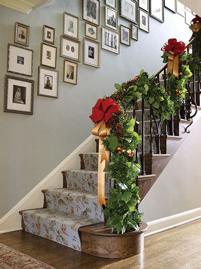 20 Beautiful Christmas Staircase Decorating Ideas