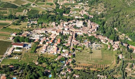 Correns est une commune rurale, car elle fait partie des communes peu ou très peu denses, au sens de la grille communale de densité de l'insee note 1, 11, 12, 13. Correns village bio | FranceRegion.fr