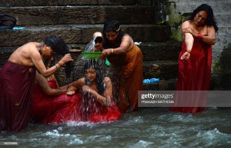 Nepalese Hindu Women Take A Ritual Bath In The Bagmati River During Fotografia De Notícias