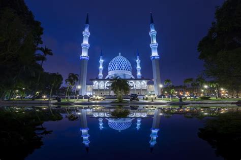 Agak sepi karena suhu sekitar 51 derajad celsius meski bagi orang yang beriman insya allah panasnya tidak terasa menyengat. Indahnya Keramaian Masjidil Haram di Malam Hari | Malam