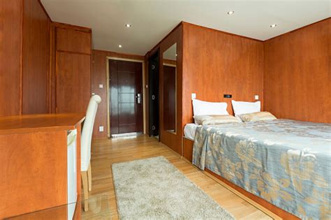interior kamar tidur kabin di hotel kapal pesiar foto stok unduh gambar sekarang arsitektur