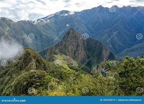 Huayna Picchu Of Wayna Pikchu Berg In Wolken Nemen Over De Citadel