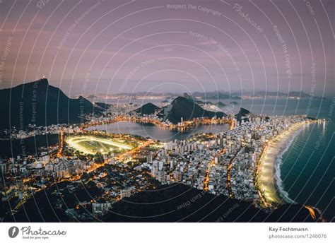 Blick Auf Rio De Janeiro Bei Nacht Ein Lizenzfreies Stock Foto Von