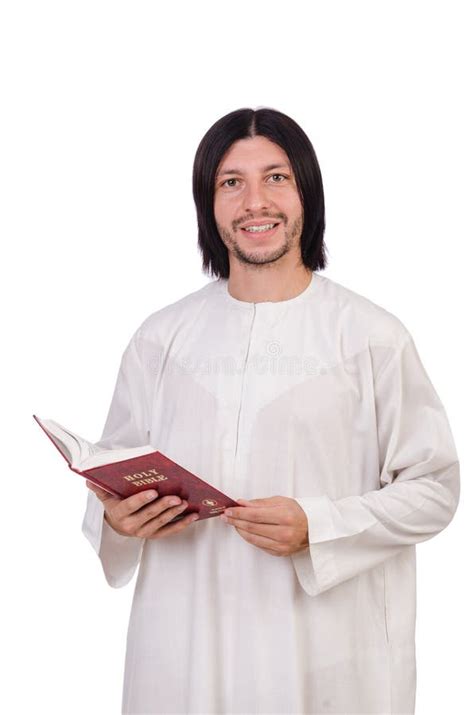 El Sacerdote Joven Con La Biblia Aislada En Blanco Foto De Archivo