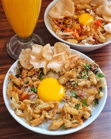 Goreng ayam hingga permukaannya kering, kemudian. 10 Rekomendasi Bubur Ayam Enak dan Legendaris di Jakarta