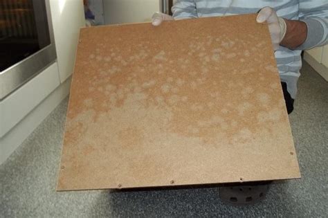 Man möchte umziehen, und muss einen schrank auseinander bauen. Schimmel an der Schrankrückwand! (Lüften)