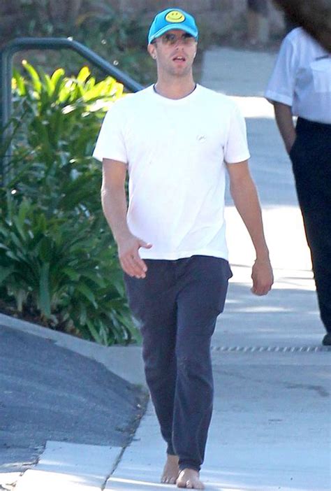 He S So Down To Earth Coldplay S Chris Martin Goes Out For A Barefoot Stroll With Friend