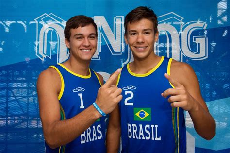 Beach volleyball is a team sport played by two teams of two players on a sand court divided by a net. Definidos os adversários das duplas brasileiras de Vôlei ...