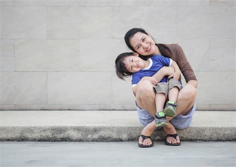 La Madre Asiática Del Primer Que Celebraba A Su Hijo En El Movimiento