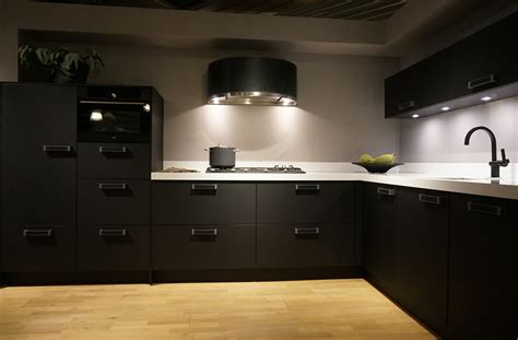Moderne Zwarte Keuken Met Zwarte Kraan En Wit Werkblad