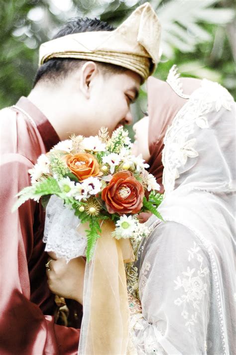 Selain telah melakukan foto prewedding, keduanya diketahui telah melakukan fitting baju pengantin. lembayung senja photography: Wedding: Muslim and Nieza (Outdoor photoshoot)