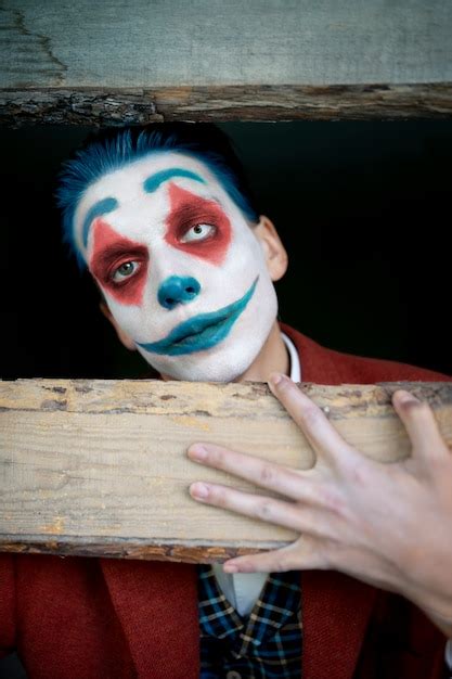 Retrato de homem com maquiagem de palhaço assustador Foto Grátis