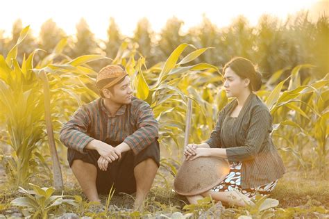 Adat Jawa Prewedding Di Sawah Hijab Foto Pre Wedding Hijab Unik