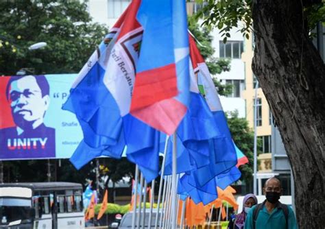 Mendapat kebenaran daripada ros dan spr, bendera pas yang seperti selain bendera, aksesori lain juga mudah dihasilkan kepada peminat, penyokong dan ahli parti politik islam ini. LIVE: Perkembangan terkini politik Malaysia