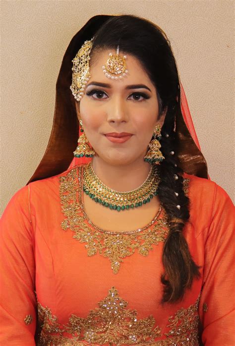 She is a beautiful and smiling face of pakistani media news anchor. 17 Madiha Naqvi Body Measurement - Celeb Body Measurement