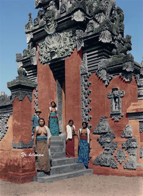 Empat Wanita Bali Dengan Seorang Pria Eropa Di Tangga Kompleks Pura Di
