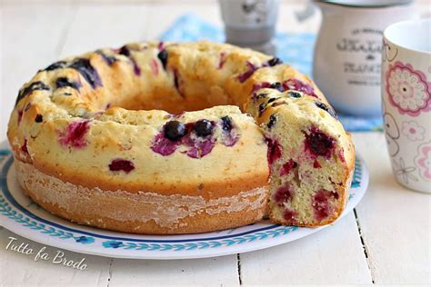 4 uova 320 gr di zucchero 130 ml di olio di semi 320 ml di latte 320 gr di farina 100 gr di frutti di bosco 1 bustina di lievito 1 bacca di vaniglia zucchero a velo. CIAMBELLA AI FRUTTI DI BOSCO E RICOTTA | Tutto fa Brodo in ...