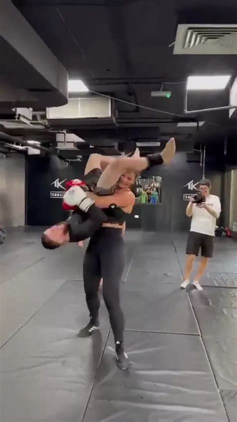 Ufc Star Lifted In The Air By 6ft 4in Female Kickboxer In Bizarre
